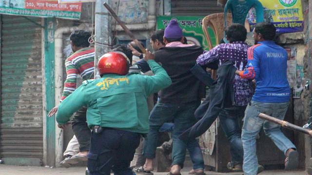 Police charged batons on BNP programmes